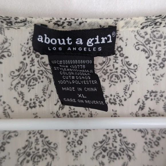 About a Girl Off-White Damask Print Wrap Style Chiffon Blouse Size Extra Large - Picture 2 of 5